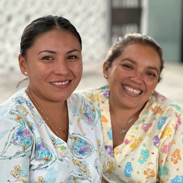 Foto de dos trabajadoras del hogar mexicanas sonriendo
